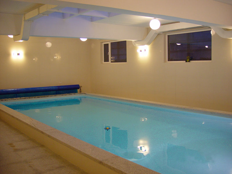 建一個室內游泳池需要哪些設備？