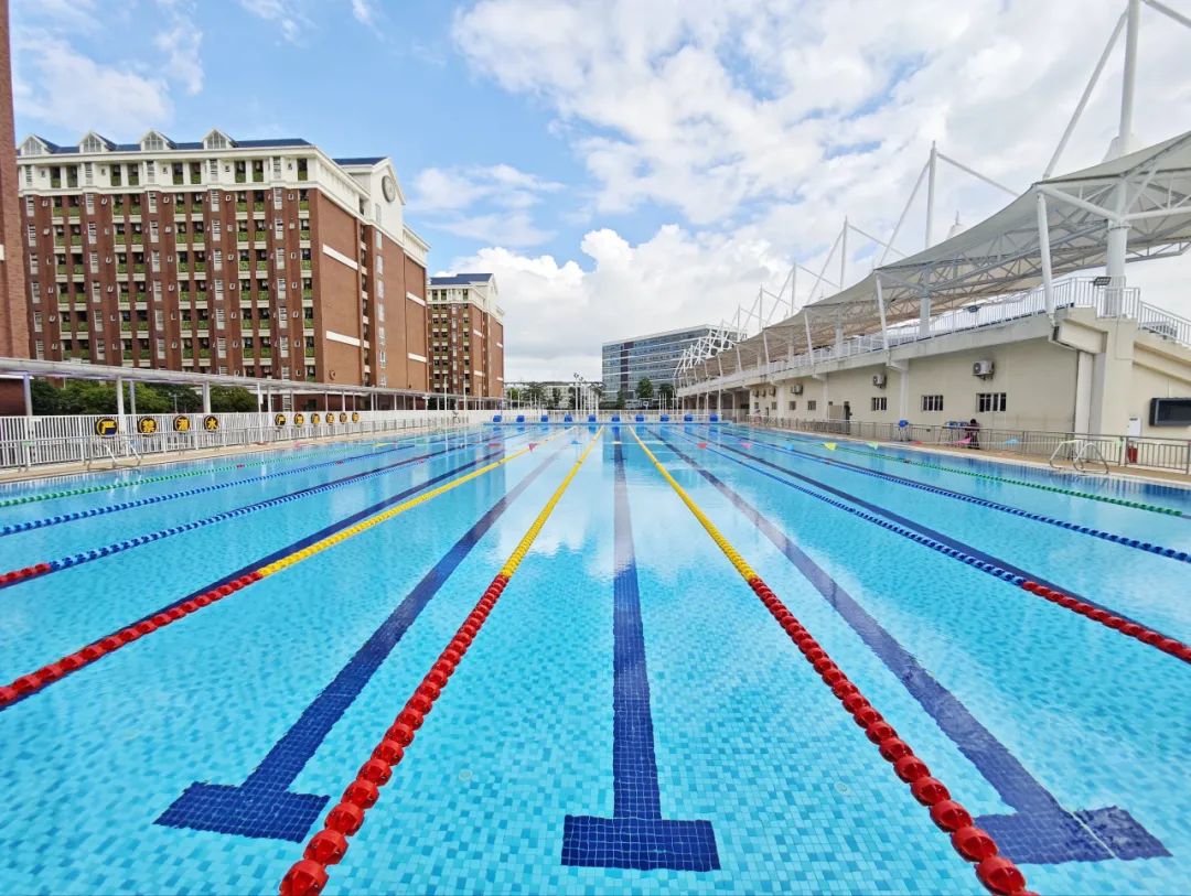 <b>游泳池清潔機(jī)器人讓清潔省心又省力，解放雙手！</b>