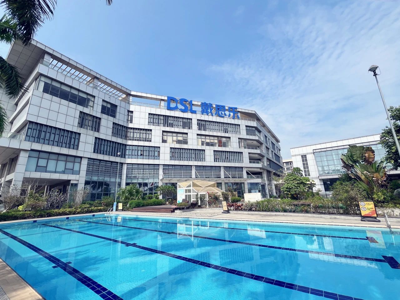 游泳池水底機器人,泳池水底機器人,智能游泳池水底機器人