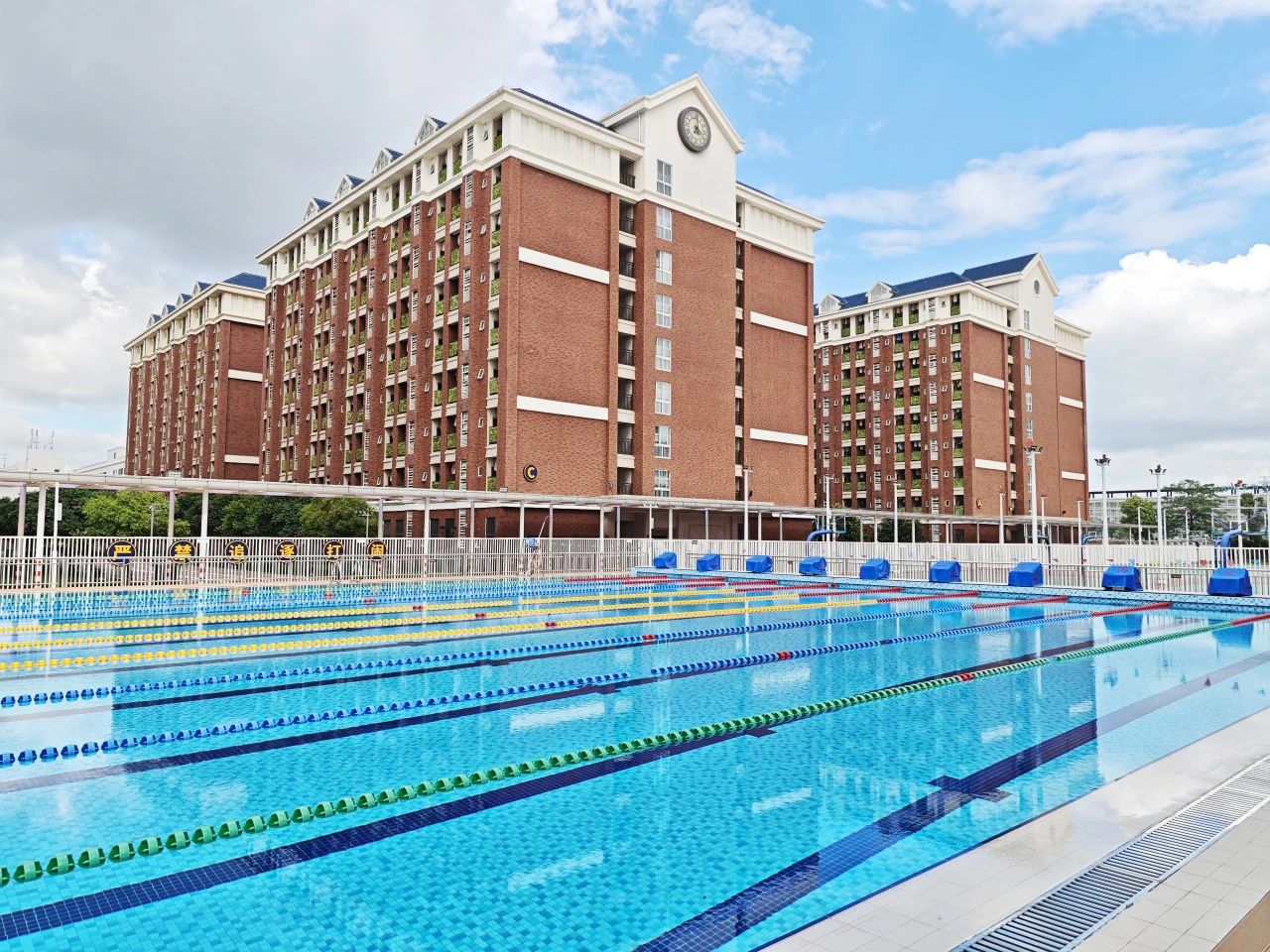 游泳池水底吸塵器怎么選？注意這幾點不踩坑！