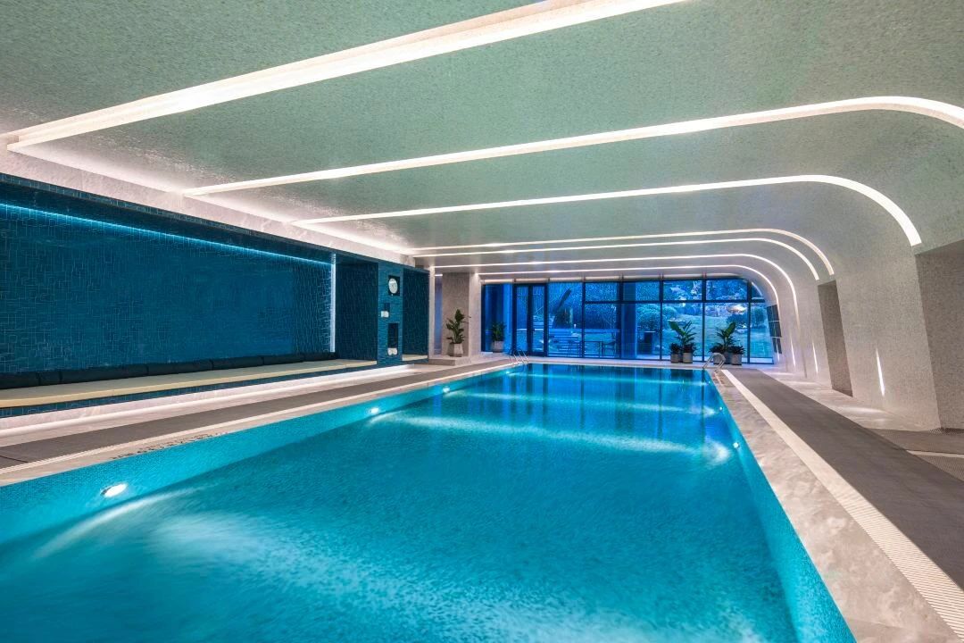 別墅露天游泳池怎么設計更適配庭院？