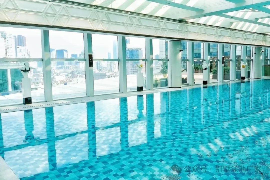 游泳池臟污難清理？這款游泳池智能清潔機器人太省心